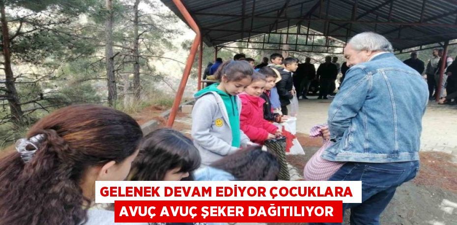 GELENEK DEVAM EDİYOR ÇOCUKLARA AVUÇ AVUÇ ŞEKER DAĞITILIYOR