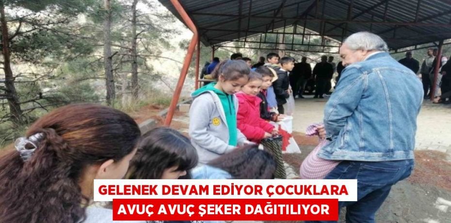 GELENEK DEVAM EDİYOR ÇOCUKLARA AVUÇ AVUÇ ŞEKER DAĞITILIYOR